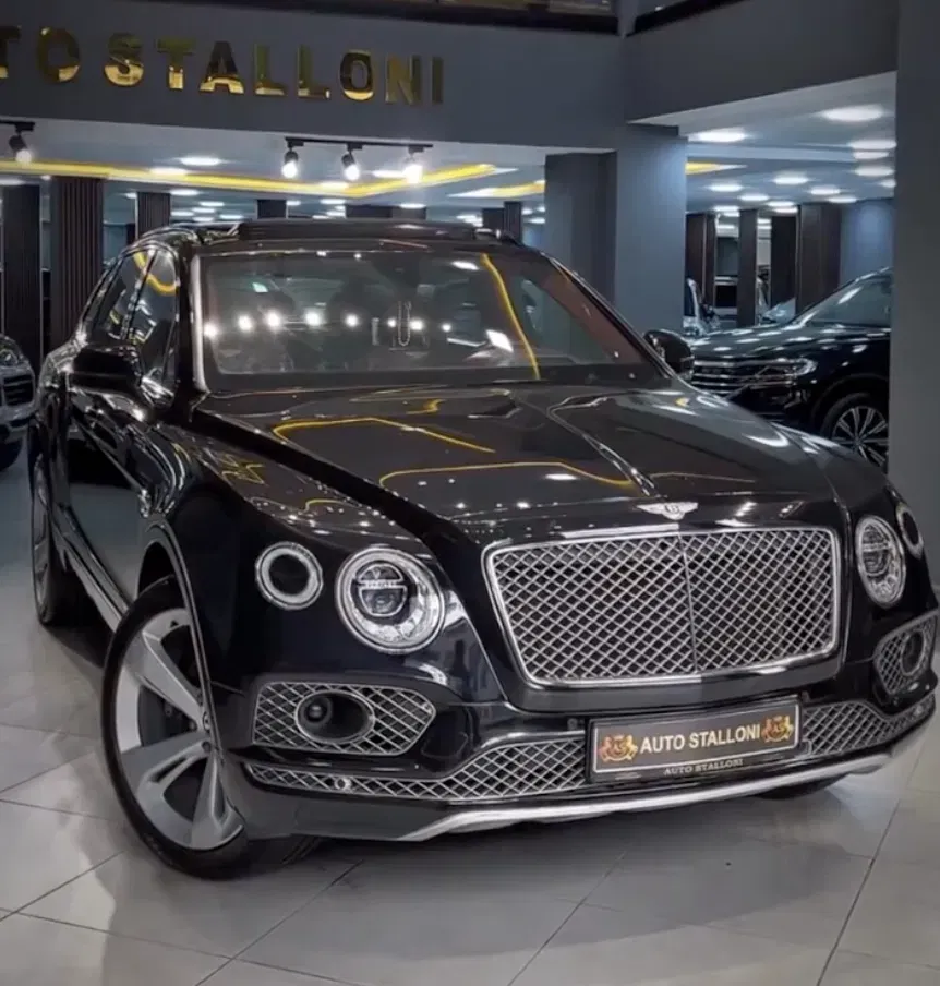 Bentley Bentayga — Noir Onyx, showroom Auto Stalloni