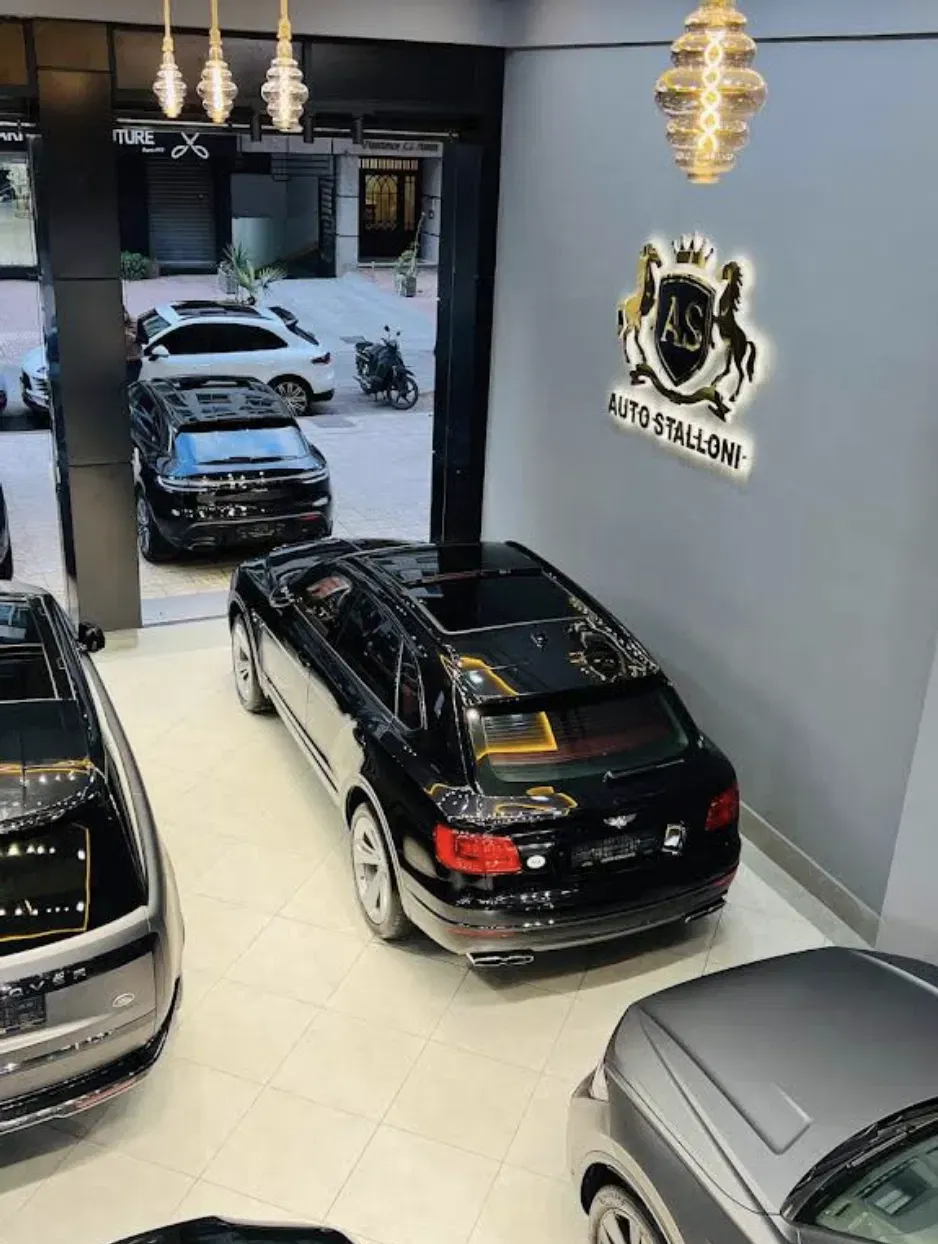 Intérieur du showroom Auto Stalloni à Maarif